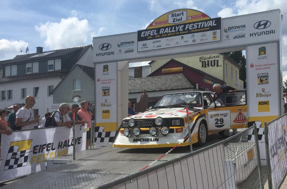 Rampe und Torbogen bei einer Rallye