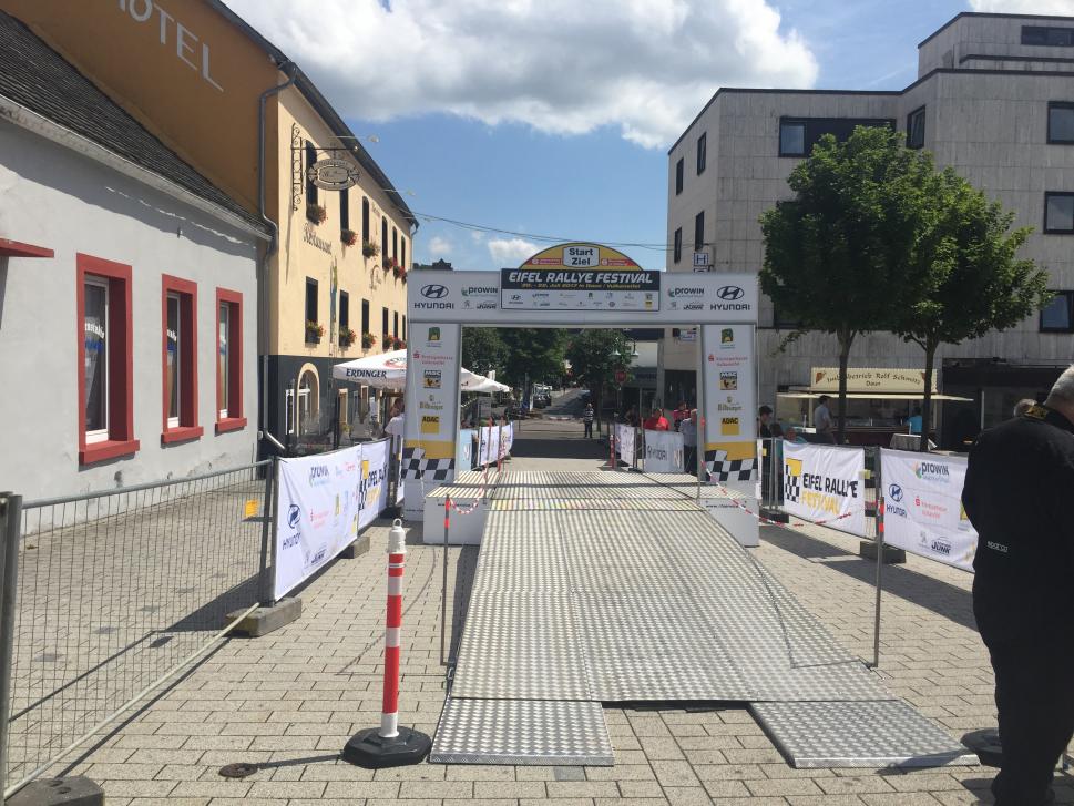 Rampe und Torbogen vor der Veranstaltung