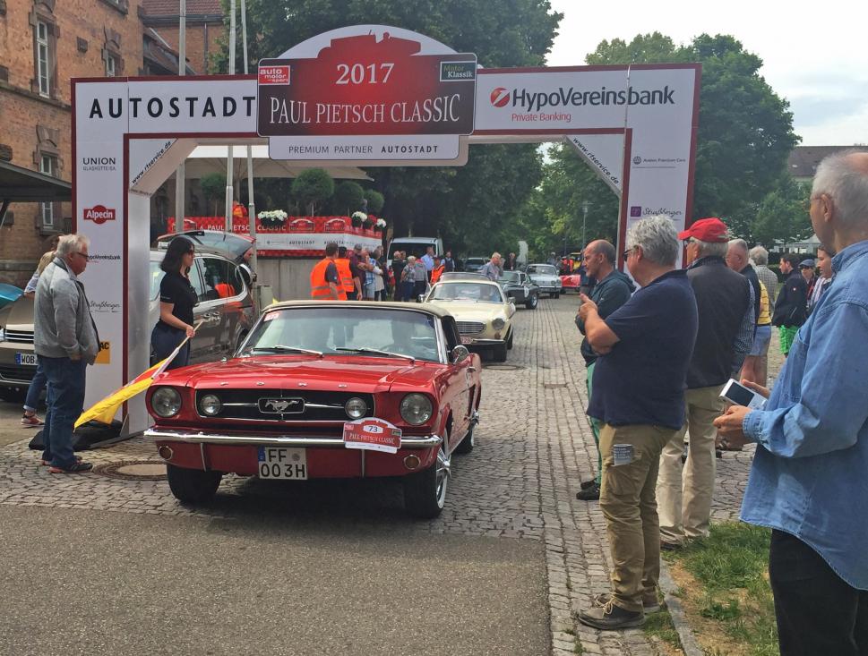 Ein Oldtimer unter unserem Torbogen